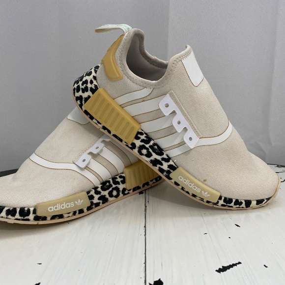 Adidas Originals Women's NMD_R1 Sneaker Ecru Black Leopard Print - Picture 1 of 8